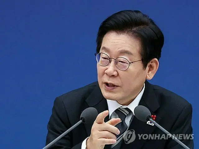 業務報告で発言する李大統領＝１２日、世宗（聯合ニュース）