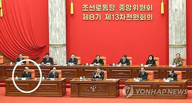 ９日に開催された党中央委員会拡大総会で最前列に座る李日煥党書記（左端）。李氏は今年初め以降、北朝鮮メディアに登場せず、謹慎処分を受けたとみられていた＝（朝鮮中央通信＝聯合ニュース）≪転載・転用禁止≫