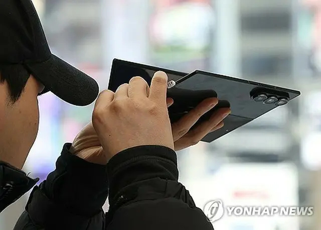 サムスン電子の三つ折りスマートフォン「ギャラクシーＺトライフォールド」＝１２日、ソウル（聯合ニュース）