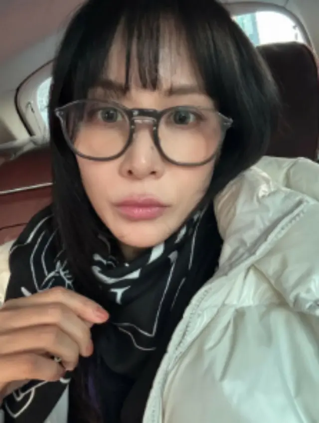 ”53歳”コ・ソヨン、化粧法を変え別人級に…カラーコンタクトまで「型破り」