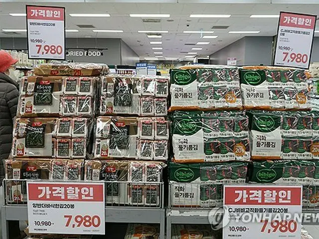 店頭に並ぶ味付けのり＝（聯合ニュース）
