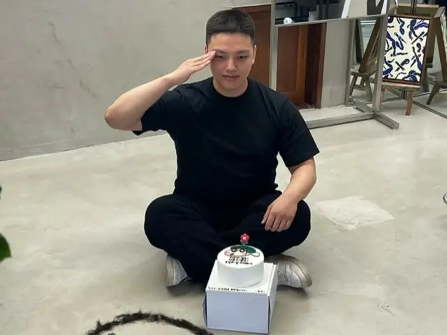 俳優ヨ・ジング、15日KATUSA入隊…丸刈り後に髪の毛で作ったハートのメッセージ