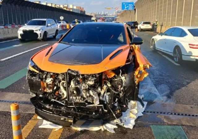 センターラインを越えたランボルギーニ、ポルシェなど3台に突っ込む···交通規制＝韓国