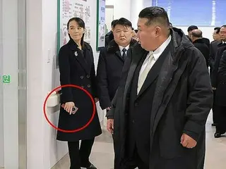 金与正氏の手に中国製折り畳みスマホ？　制裁違反の可能性も