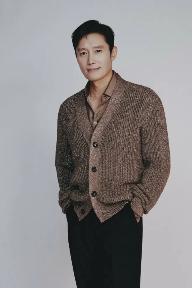 イ・ビョンホン、米NYT「今年最高の俳優10人」に選出　リーアム・ニーソンらと肩を並べる