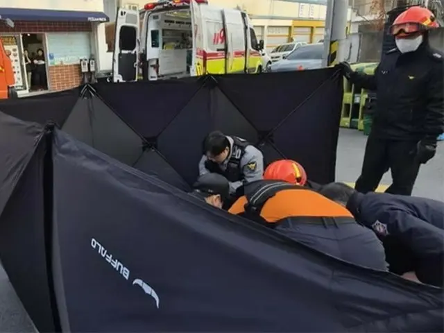 SUVの下敷きになった主婦を、市民らが持ち上げて救助＝韓国