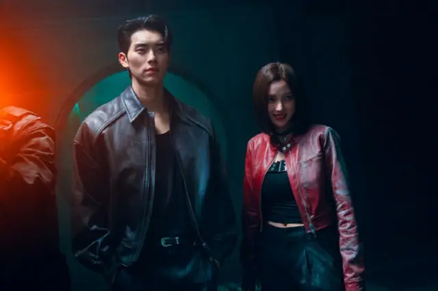 イ・ジュノ主演「CASHERO」　カン・ハンナ＆イ・チェミン、ヒーローを狙う”ヴィラン兄妹”の正体公開