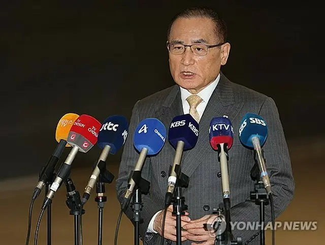 仁川国際空港で記者団の質問に答える魏氏＝１６日、仁川（聯合ニュース）