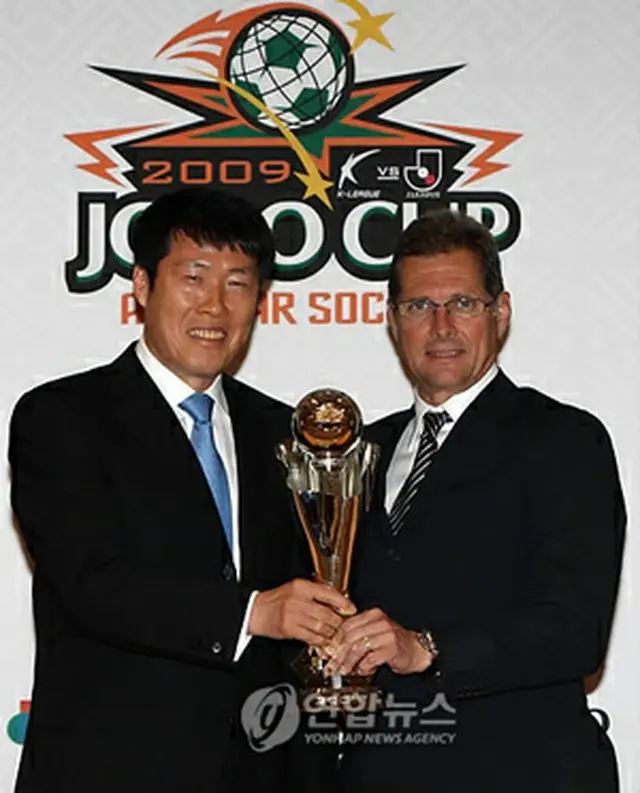 チャ監督（左）とオリべイラ監督=23日、ソウル（聯合ニュース）