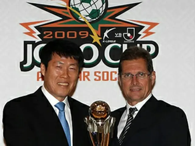 チャ監督（左）とオリべイラ監督=23日、ソウル（聯合ニュース）