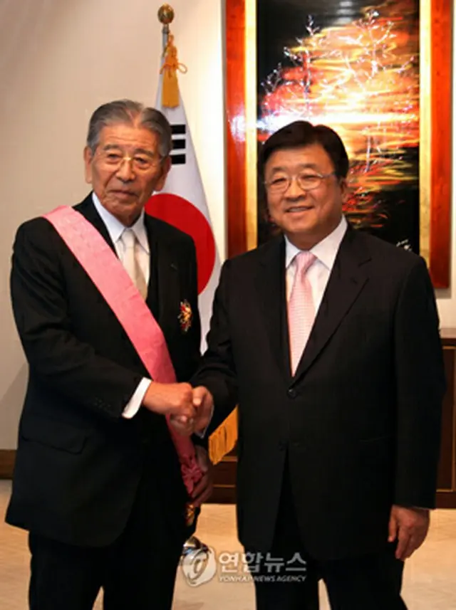権大使（右）と成田顧問（韓国大使館）＝24日、東京（聯合ニュース）