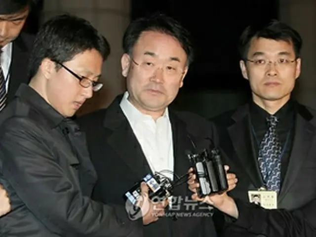 拘束された朴正圭氏＝25日、ソウル（聯合ニュース）