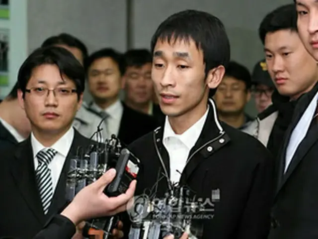 警察による調べを終えたユさん＝25日、城南（聯合ニュース）
