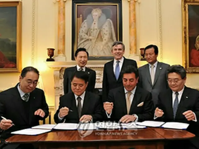 署名式のようす＝31日、ロンドン（聯合ニュース）