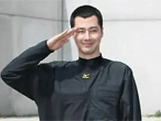 空軍入隊チョ・インソン　駆けつけたファンにあいさつ
