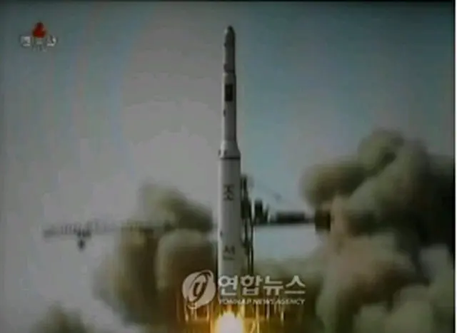 公開されたロケット打ち上げの映像（朝鮮中央テレビ）＝7日、ソウル（聯合ニュース）