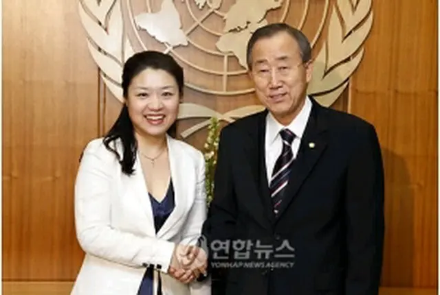 イさん（左）と潘事務総長＝7日、ニューヨーク（聯合ニュース）