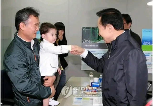 信用保証財団で市民と対話する李大統領＝9日、ソウル（聯合ニュース）