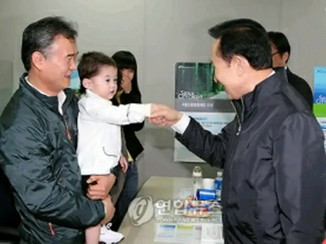 信用保証財団で市民と対話する李大統領＝9日、ソウル（聯合ニュース）