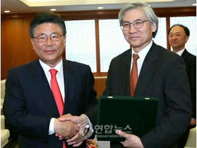 握手を交わす重家大使（右）と朴市長（蔚山市庁）＝13日、蔚山（聯合ニュース）