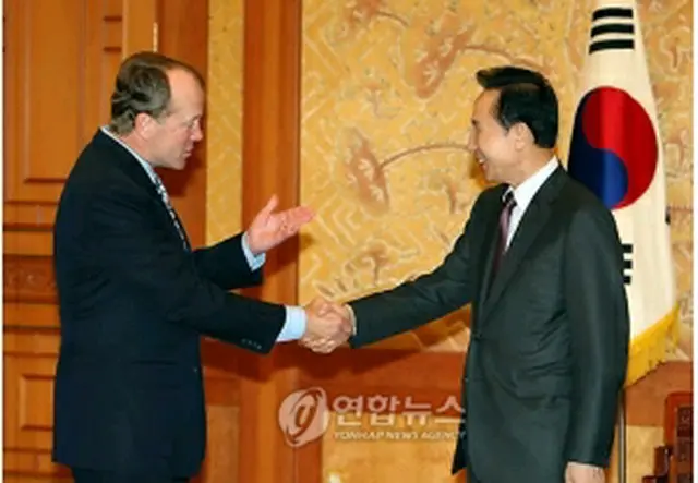 チェンバース会長を迎える李大統領（右）＝14日、ソウル（聯合ニュース）