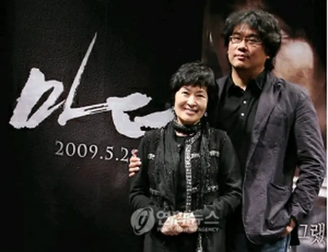 ポン・ジュノ監督と主演のキム・ヘジャ＝27日、ソウル（聯合ニュース）