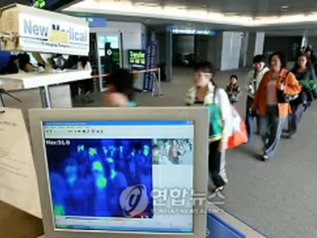仁川国際空港では熱感知装置で入国者をチェックしている＝（聯合ニュース）