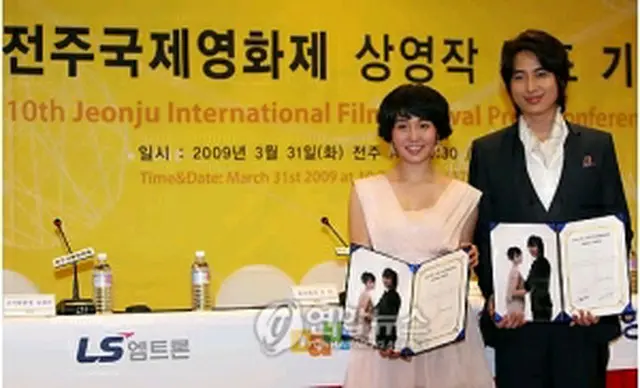 3月末の上映作品発表記者会見で広報大使に委嘱されたイ・ジフン（右）とチョアン＝（聯合ニュース）