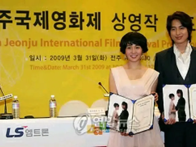 3月末の上映作品発表記者会見で広報大使に委嘱されたイ・ジフン（右）とチョアン＝（聯合ニュース）
