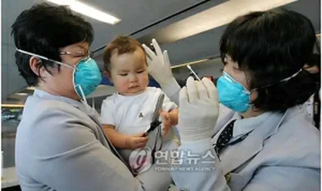 仁川空港では検疫を強化、発熱がみられる子どもが検査を受けている＝28日、永宗島（聯合ニュース）