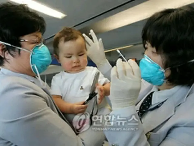 仁川空港では検疫を強化、発熱がみられる子どもが検査を受けている＝28日、永宗島（聯合ニュース）