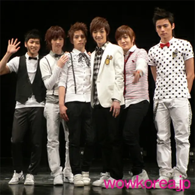 会見にて。（左から）WORLD、HERO、JERRY、NARU、CHEONWOO、HANBANG