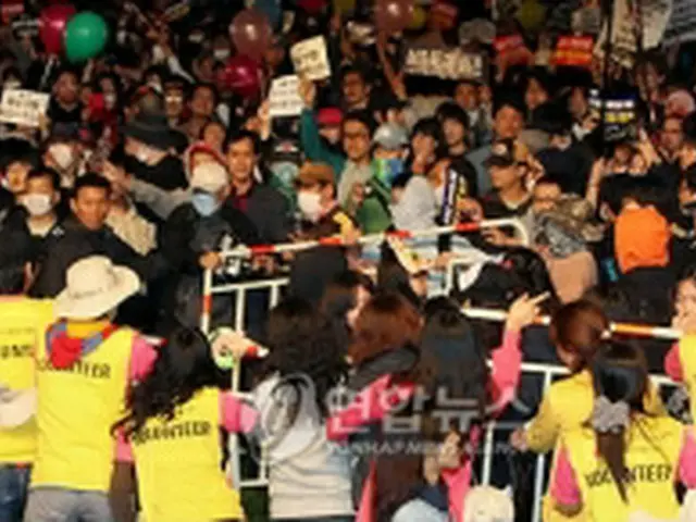 ソウル市庁前広場でもみあうデモ隊と警察＝２日、ソウル（聯合ニュース）