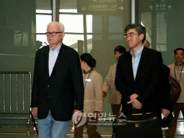 ７日に北京入りしたボズワース特別代表（左）＝（聯合ニュース）