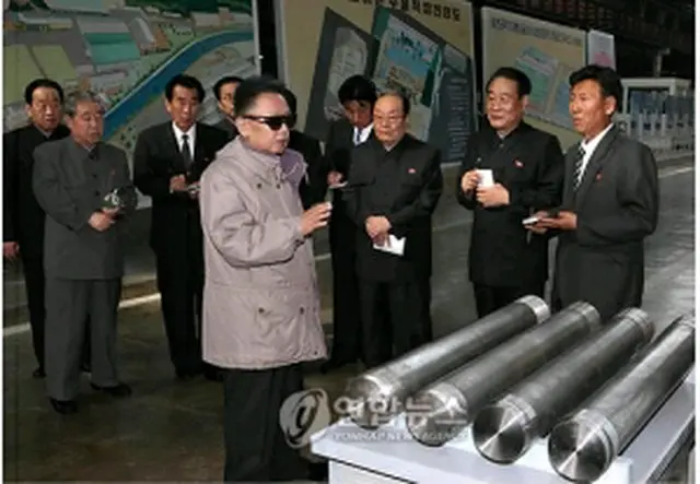 慈江道・熙川工作機械総合工場を視察する金総書記（朝鮮中央通信撮影）＝10日、ソウル（聯合ニュース）