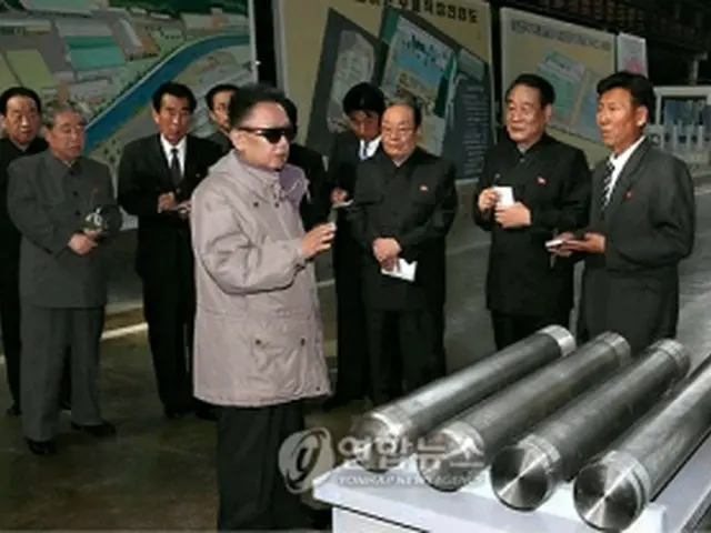 慈江道・熙川工作機械総合工場を視察する金総書記（朝鮮中央通信撮影）＝10日、ソウル（聯合ニュース）