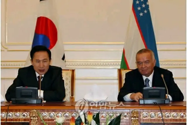 会談後、共同記者会見を行う両首脳＝11日、タシケント（聯合ニュース）