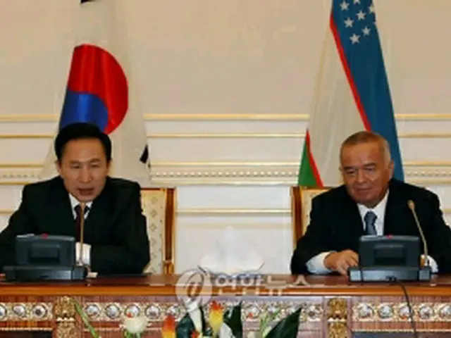 会談後、共同記者会見を行う両首脳＝11日、タシケント（聯合ニュース）