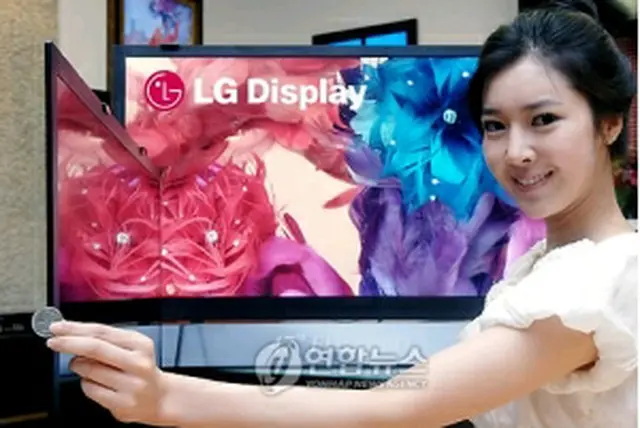 LGディスプレーが開発した5．9ミリの液晶テレビ用パネル＝19日、ソウル（聯合ニュース）