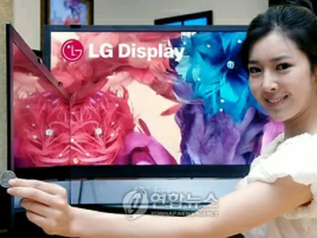 LGディスプレーが開発した5．9ミリの液晶テレビ用パネル＝19日、ソウル（聯合ニュース）