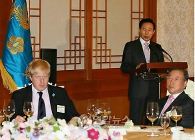 あいさつを述べる李大統領＝19日、ソウル（聯合ニュース）