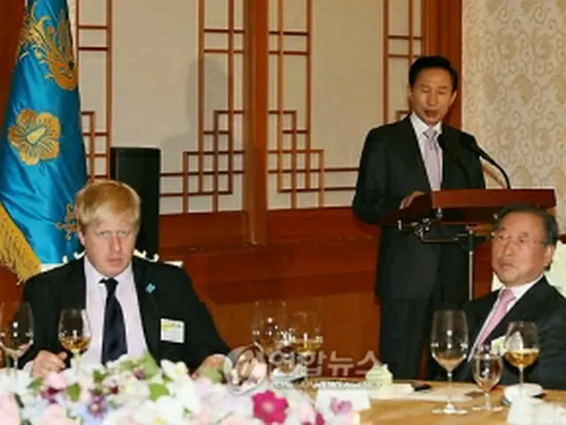 あいさつを述べる李大統領＝19日、ソウル（聯合ニュース）