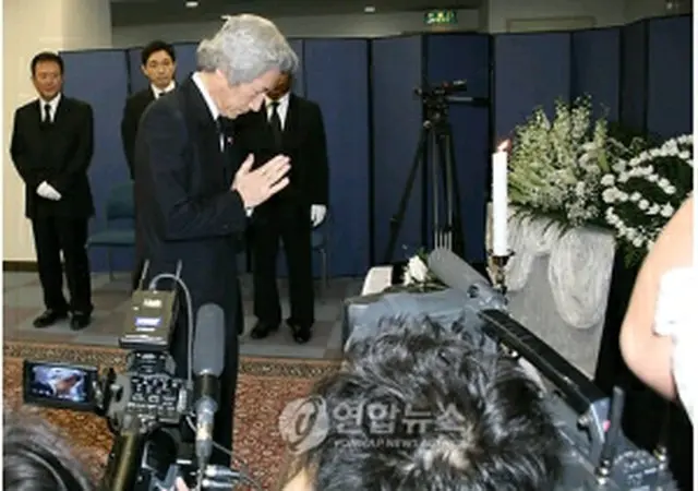 焼香所を訪れた小泉元首相＝25日、東京（聯合ニュース）