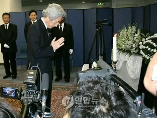 焼香所を訪れた小泉元首相＝25日、東京（聯合ニュース）