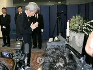 ＜盧前大統領逝去＞小泉元首相が駐日韓国大使館で焼香
