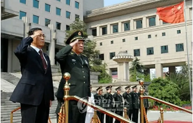 儀杖隊を巡閲する韓中国防相（国防部）＝26日、ソウル（聯合ニュース）