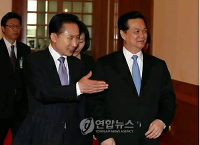 ズン首相を案内する李大統領（左）＝30日、ソウル（聯合ニュース）