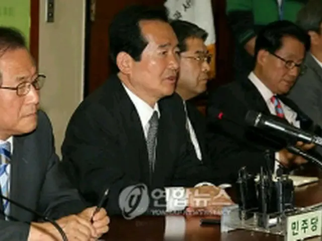 南北関係緊急非常会議を開催する民主党議員と前職統一部長官ら＝8日、ソウル（聯合ニュース）