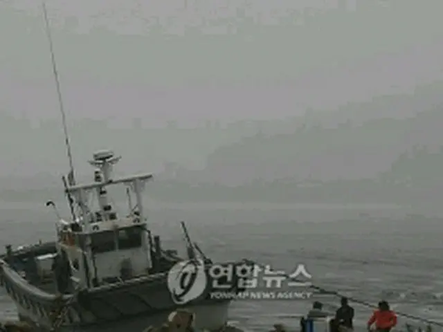 霧に包まれる延坪島＝9日、延坪島（聯合ニュース）