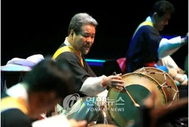 金徳洙のサムルノリ演奏＝（聯合ニュース）